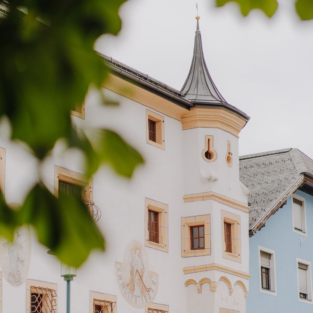 Historische Fassade mit Turm in Tamsweg